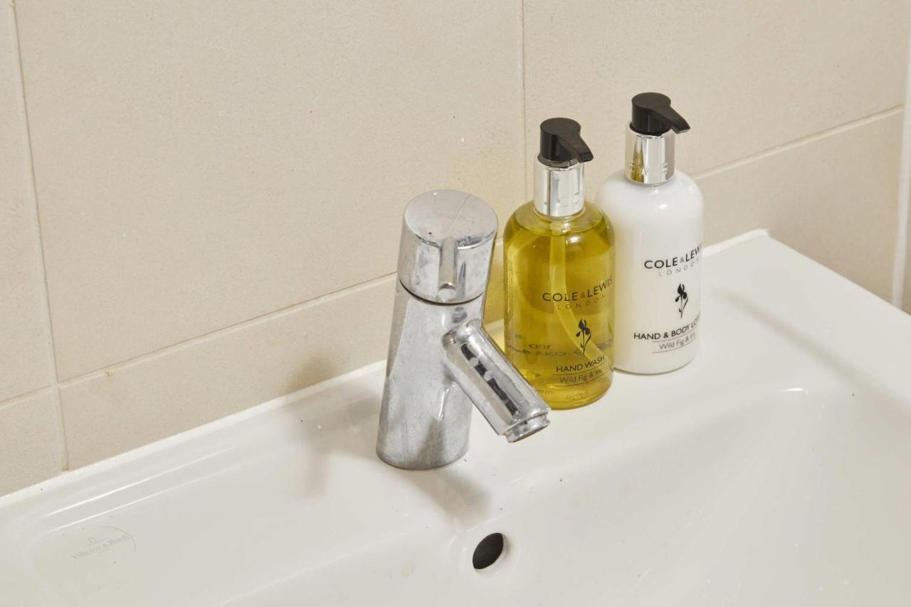 King Deluxe City Apt Large Space& Free Parking! No Balcony Λιντς Εξωτερικό φωτογραφία
