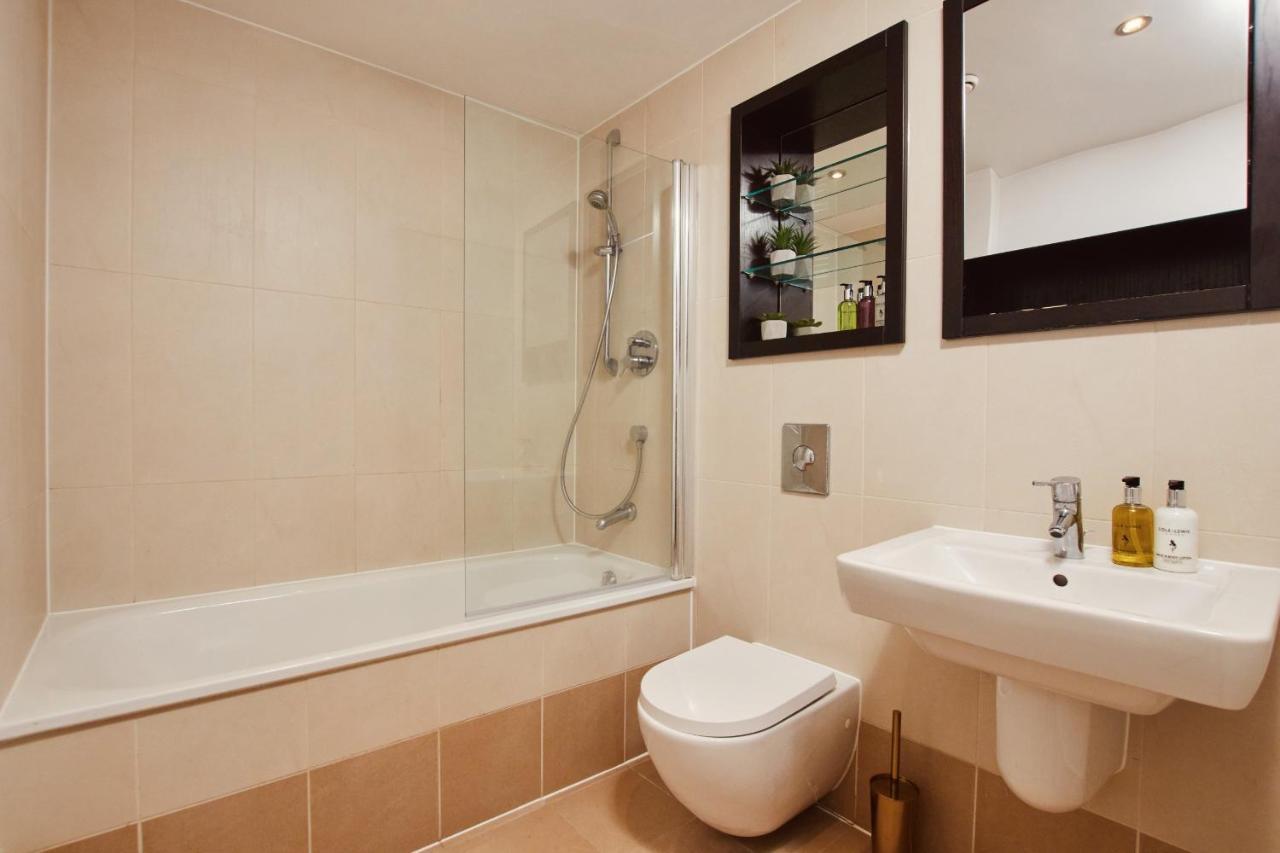 King Deluxe City Apt Large Space& Free Parking! No Balcony Λιντς Εξωτερικό φωτογραφία