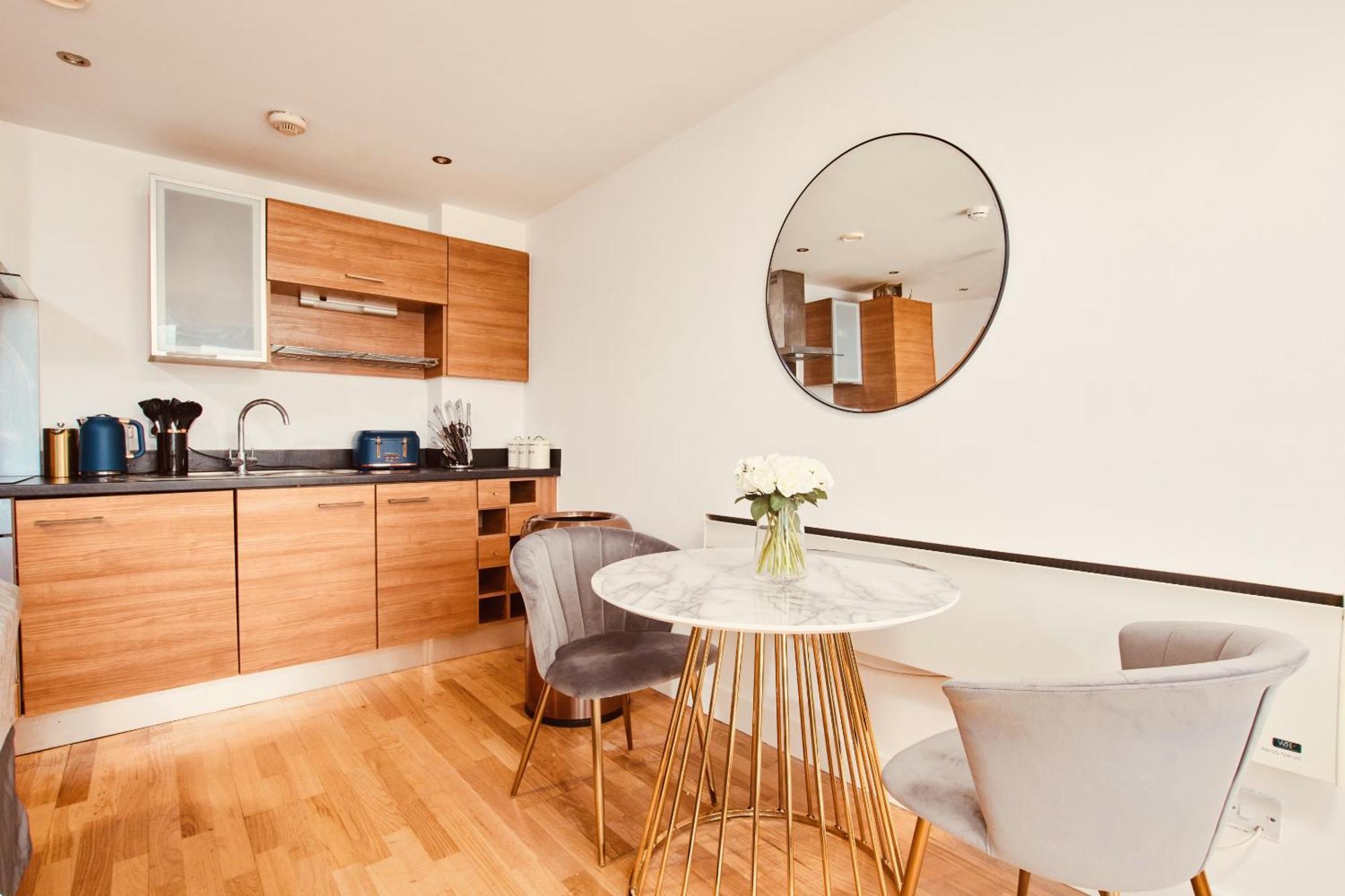 King Deluxe City Apt Large Space& Free Parking! No Balcony Λιντς Εξωτερικό φωτογραφία